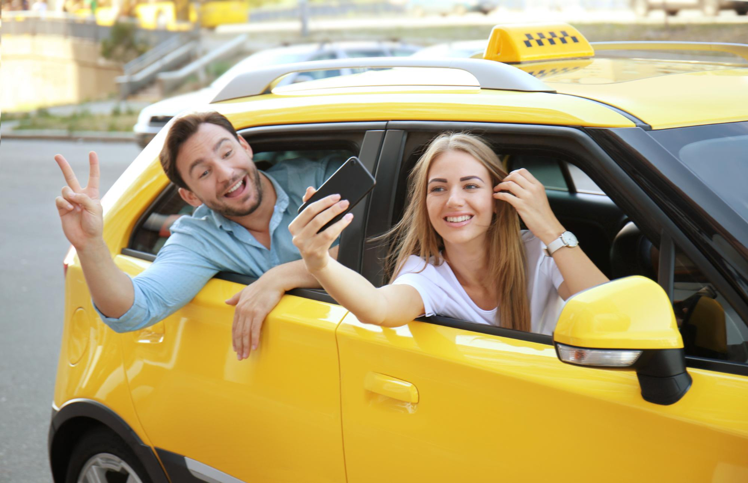 Taxi amarillo, mostrando satisfacción y alegría durante su viaje.